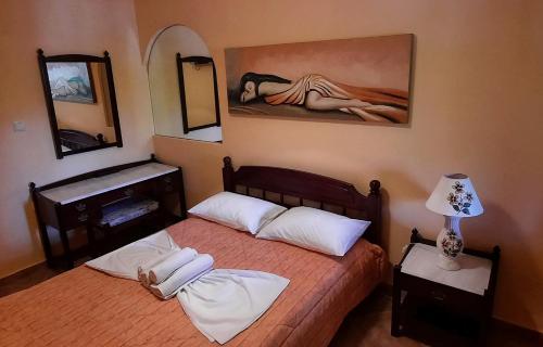 sypialnia z 2 łóżkami i obrazem na ścianie w obiekcie Porofarago w mieście Epanochori