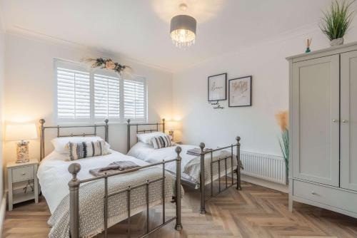 Postel nebo postele na pokoji v ubytování Stunning Cottage with hot tub North Wales Coast