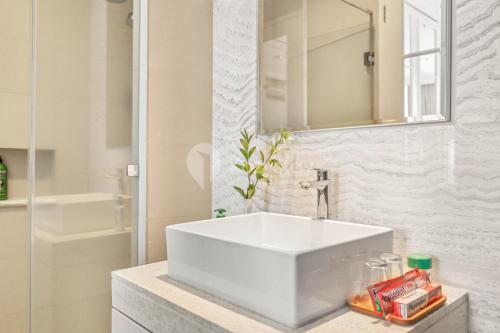 Kylpyhuone majoituspaikassa BLANC by Kozystay - 1BR Apartment in SCBD