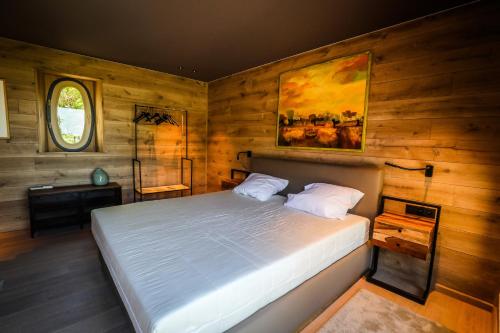 Un pat sau paturi într-o cameră la Aan de Blankaart