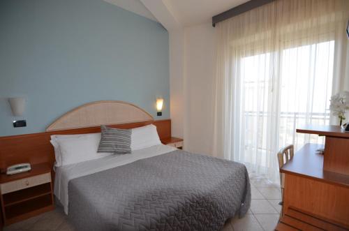 Ένα ή περισσότερα κρεβάτια σε δωμάτιο στο Hotel Londra