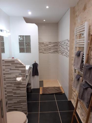 La salle de bains est pourvue de toilettes et d'un lavabo. dans l'établissement A LA PAILLOTTE, à Brizambourg