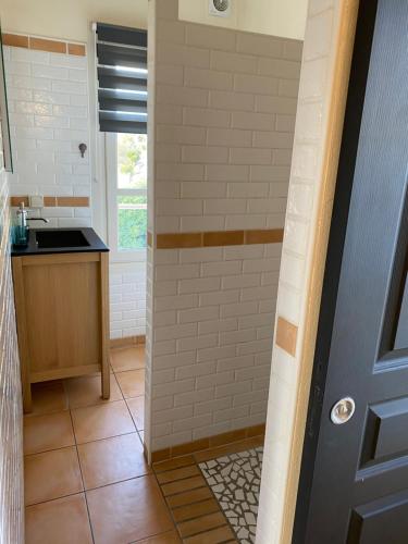 a bathroom with a shower and a door at L'Annexe Mauvilla in Civrac-de-Dordogne