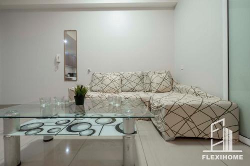 Un lugar para sentarse en 10am-6pm, SAME DAY CHECK IN AND CHECK OUT, Work From Home, The Hyve-Cyberjaya, Private Studio by Flexihome-MY