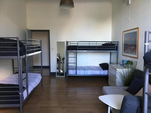 En eller flere køjesenge i et værelse på EBS Sydney Hostel