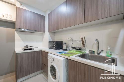 Una cocina o cocineta en 10am-6pm, SAME DAY CHECK IN AND CHECK OUT, Work From Home, The Hyve-Cyberjaya, Private Studio by Flexihome-MY