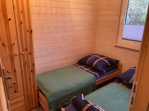 um quarto com duas camas individuais num camarote em Domek Letniskowy KAL em Węgorzewo