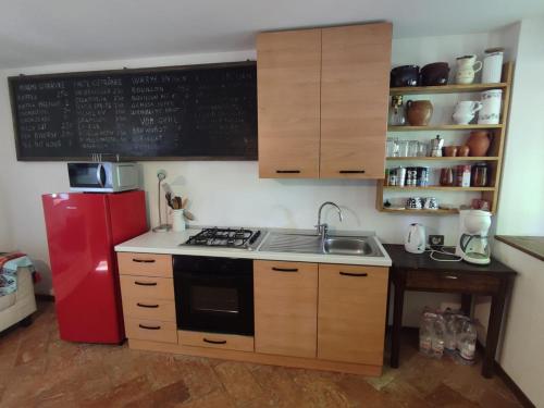 コーリコにあるColico Verdeのキッチン(赤い冷蔵庫、シンク付)