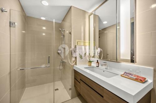 Ett badrum på OAK by Kozystay - 1BR Apartment Pondok Indah