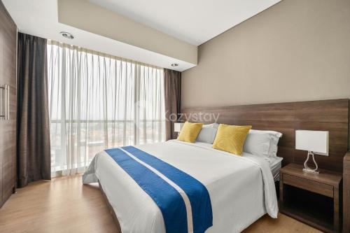 ジャカルタにあるOAK by Kozystay - 1BR Apartment Pondok Indahのベッドルーム1室(ベッド1台、大きな窓付)