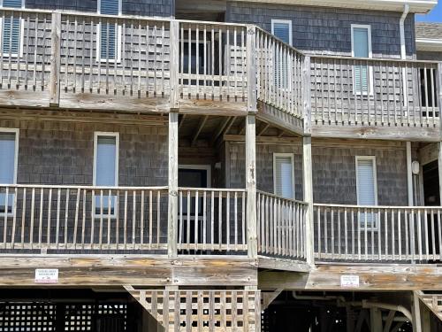Un edificio con balcones de madera en los laterales. en SW 3 FINNS UP condo, en Hatteras