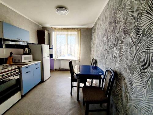 - une cuisine avec une table et des chaises dans la chambre dans l'établissement Home On Gagarina, à Kropyvnytsky