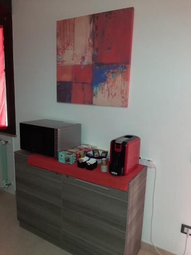 a counter with a microwave on top of it at Guesthouse Loru in Sestu