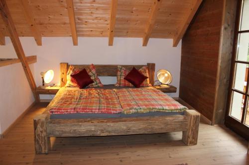 een slaapkamer met een houten bed in een kamer bij Tiefala's Eck in Stubenberg
