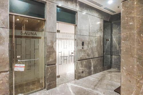 een lobby met twee deuren in een gebouw bij M-aple by Kozystay - Setiabudi in Jakarta