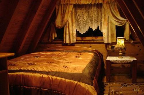 Ένα ή περισσότερα κρεβάτια σε δωμάτιο στο Hotel Zakątek Leśny