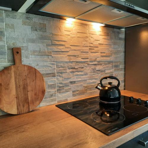 - un comptoir de cuisine avec une bouilloire et une cuisinière dans l'établissement 4-Star Beachfront Appartment- Sea View, à Cannes