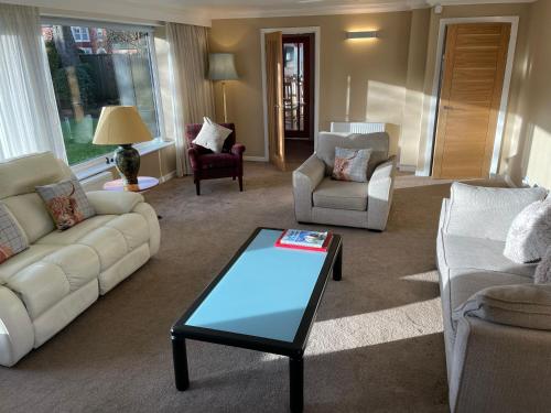 Χώρος καθιστικού στο 'Sounion' - Fabulous, spacious modern house with large private garden in Leafy Lytham