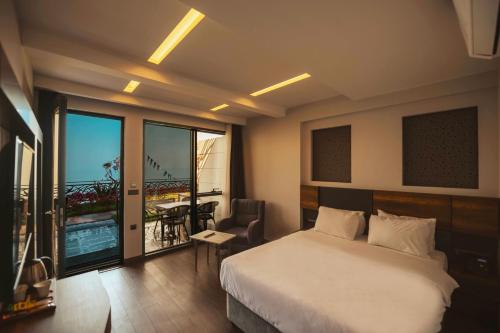 Deluxe Double Room with Garden and Terrace