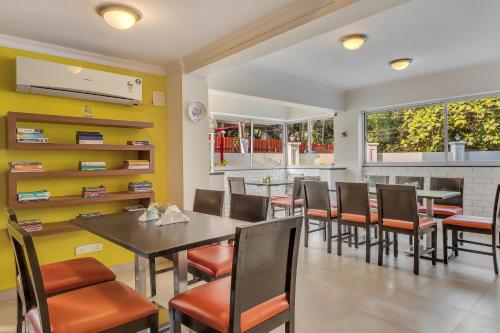uma sala de jantar com mesa e cadeiras em Arotel Rooms & Suites Calangute em Calangute