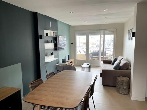 un salon avec une table et un canapé dans l'établissement Le Méditerranée 1er Ligne vue mer classe 3, à Canet