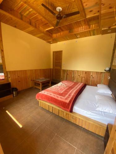 Ένα ή περισσότερα κρεβάτια σε δωμάτιο στο Dhi Ananta Homestay - Pure Veg