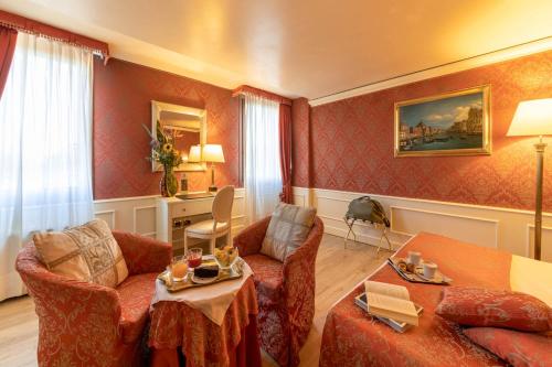 a living room with a couch and a table at Duodo Palace in Venice