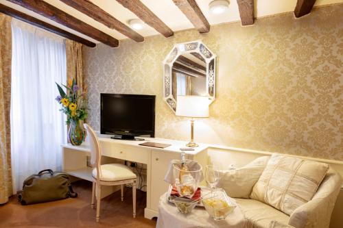 a living room with a couch and a desk at Duodo Palace in Venice