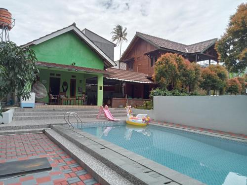 The swimming pool at or close to Villa Ainun