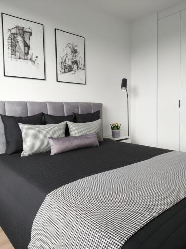 Tempat tidur dalam kamar di Apartament 150 Zaspa VVita z ogrodem i tarasem