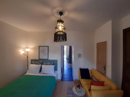 - un salon avec un lit et un canapé dans l'établissement Le gîte du Tarn, à Aguessac
