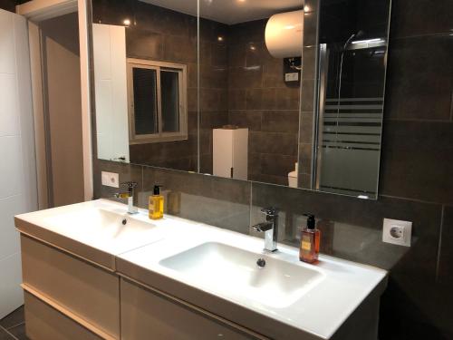 ein Badezimmer mit zwei Waschbecken und einem großen Spiegel in der Unterkunft Casa Niky 25 in Puerto del Rosario