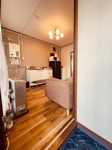 a room with a kitchen and a living room at 観光や仕事に便利ｻｰﾋﾞｽｱﾊﾟｰﾄﾒﾝﾄ札幌さくら2-2小型犬滞在可能 in Toyohira