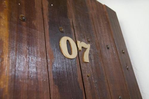 a wooden clock with the number on it at Vila Flores Pousada in Serra do Cipo