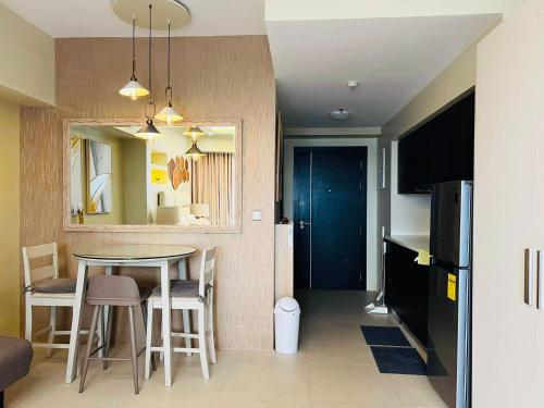 a kitchen with a table and chairs in a room at AEON TOWERS STUDIO SUITE (by:skyspottravelcentra) in Davao City
