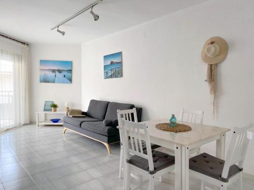 sala de estar con mesa y sofá en Versailles-mar en Cambrils