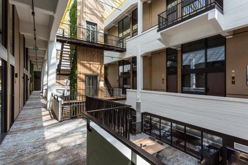 Μπαλκόνι ή βεράντα στο Hotel de Timmerfabriek I Kloeg Collection