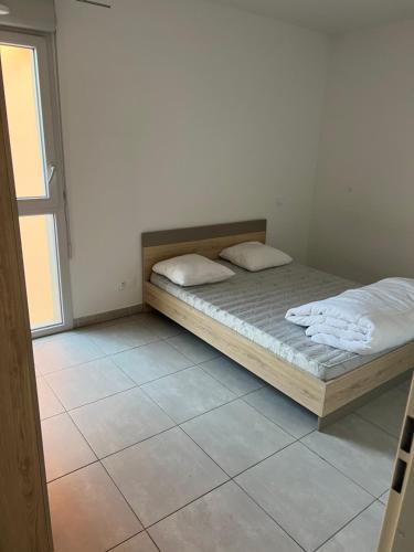 1 Schlafzimmer mit 2 Betten und einem Fenster in der Unterkunft Résidence neuve le K 10 mn gare, parking , tram in Montpellier