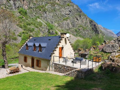 a small house in front of a mountain at Maison authentique in Gavarnie