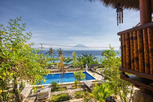 ein Resort mit einem Pool und Meerblick in der Unterkunft Bagus Cottage in Nusa Penida