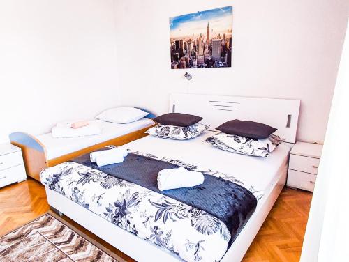 Posteľ alebo postele v izbe v ubytovaní Apartmani Ankica