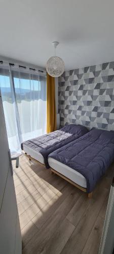 PerrouseにあるGuest house, très calme, piscine, recharge VEのベッドルーム1室(紫色のベッド1台付)