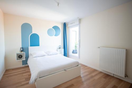 Tempat tidur dalam kamar di Bel appartement de 3 chambres à 20 min de Paris