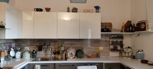 a kitchen with white cabinets and a sink at Casa Da Frida in San Giovanni in Persiceto