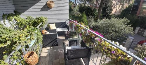 an overhead view of a garden with potted plants at Casa Da Frida in San Giovanni in Persiceto