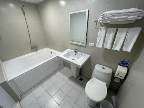 a bathroom with a toilet and a sink and a bath tub at 苓旅萬年-LIN INN Wan Nian in Taipei