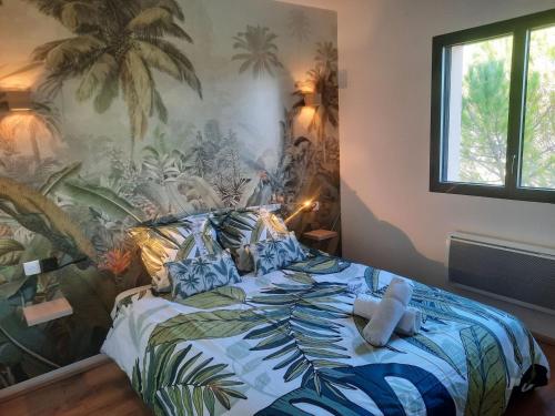 ein Schlafzimmer mit einem Bett mit tropischer Tapete in der Unterkunft PantaiaHomes - Le figuier d'Estellan - Gîte 6 couchages - Piscine in Tavernes
