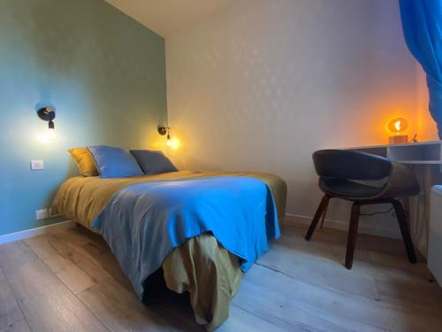 a bedroom with a bed and a desk and a chair at Magnifique appartement T2 aux portes de Paris in Cachan
