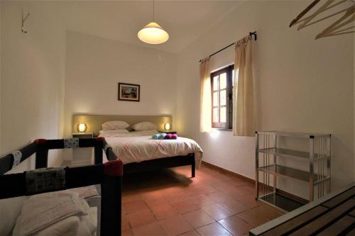 Schlafzimmer mit einem Bett und einem Fenster in der Unterkunft Casa;campo-praia-Lisboa (4 quartos) in Corroios