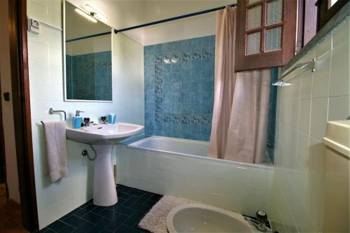 La salle de bains est pourvue d'un lavabo, d'une baignoire et de toilettes. dans l'établissement Casa;campo-praia-Lisboa (4 quartos), à Corroios